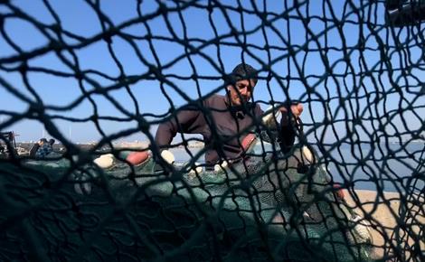 مهدي صياد مصاب يعيل أسرته وأسرة شقيقه الشهيد